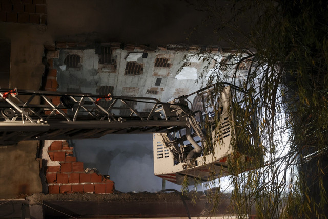 Evden çıkarılan kiracı daireyi ateşe verdi! Yanan dairede patlama oldu - Resim: 0