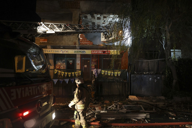 Evden çıkarılan kiracı daireyi ateşe verdi! Yanan dairede patlama oldu - Resim: 1