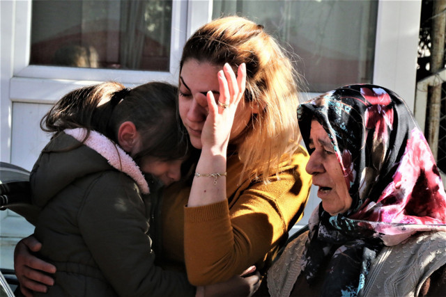 Antalya'da komşularının ihbarıyla eve geldi, gözyaşlarını tutamadı - Resim: 0