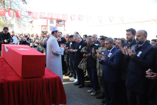 Şehit Hüseyin Korkmaz gözyaşlarıyla uğurlandı babası oğlunun parkasını elinden hiç bırakmadı - Resim: 0