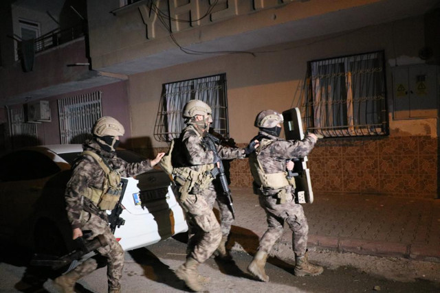 300 polis katıldı şafak vakti 30 adrese baskın! Mersin'de çok sayıda gözaltı - Resim: 0