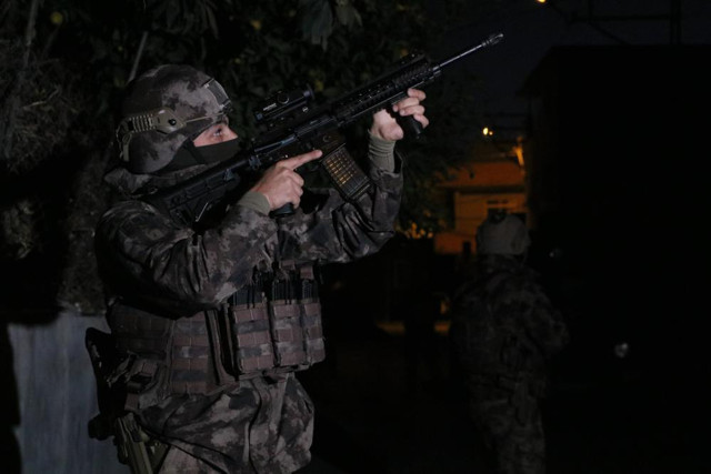 300 polis katıldı şafak vakti 30 adrese baskın! Mersin'de çok sayıda gözaltı - Resim: 1