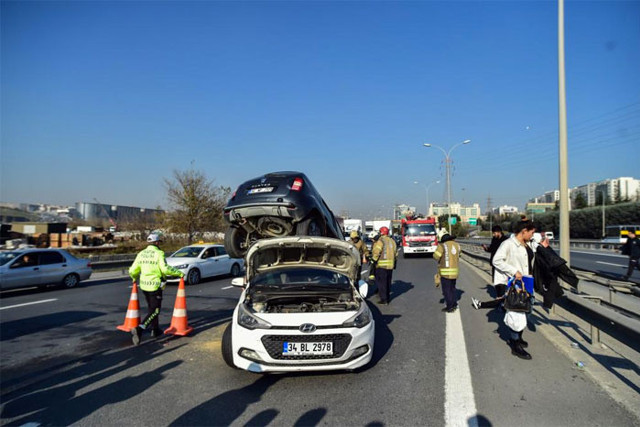 Bahçelievler'de görenleri şaşkına çeviren kaza cip aracın üstüne çıktı - Resim: 0