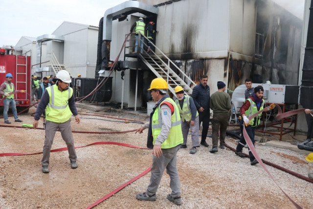 Antalya'da 200 işçinin kaldığı konteynerde korkutan yangın - Resim: 0