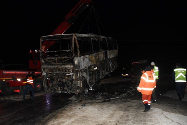 Mersin'deki otobüs kazası! 2 asker şehit oldu 1 göçmen öldü, 33 yaralı var - Resim: 1