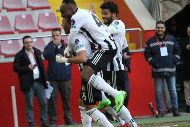 Beşiktaş deplasmanda 3 puanı 2 golle aldı! Galibiyet serisi 4 maça çıktı - Resim: 0