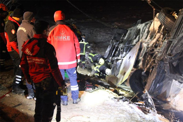 Kayseri'de yolcu otobüsü şarampole devrildi: 4 ölü, 24 yaralı - Resim: 0