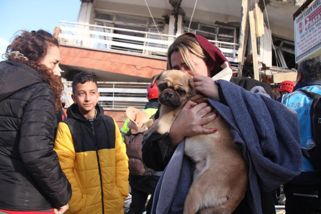 Yürekleri ısıtan haber: 6 katlı bina enkazından sağ çıktı, depremzede kadın sahiplendi! - Resim: 1
