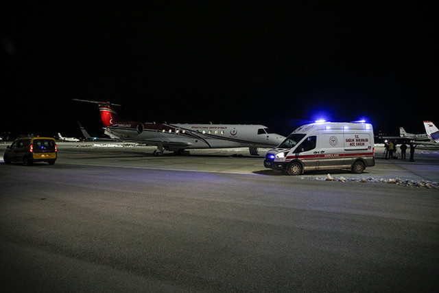 Deprem felaketinde enkaz altındaki 4 kişi ambulans uçakla Ankara'ya getirildi! - Resim: 0