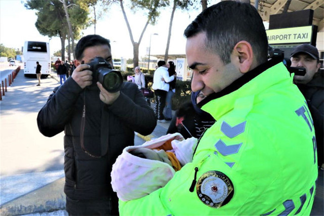 Antalya'ya getirildiler! Depremzede annesini görünce kendini tutamadı - Resim: 0
