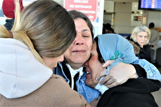 Antalya'ya getirildiler! Depremzede annesini görünce kendini tutamadı - Resim: 1