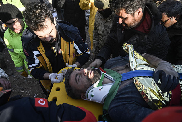 77 saat sonra kurtarıldı! Ağabeyini öperek karşıladı - Resim: 0