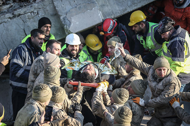 Kurtarma görevlisi 101. saatte sözünü tuttu - Resim: 0