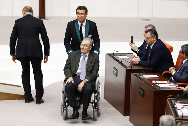 Deniz Baykal vefat etti! CHP lideri Kemal Kılıçdaroğlu açıkladı! Deniz Baykal kimdir eşi ve çocukları... - Resim: 9