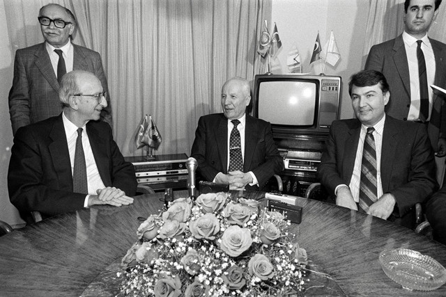 Deniz Baykal vefat etti! CHP lideri Kemal Kılıçdaroğlu açıkladı! Deniz Baykal kimdir eşi ve çocukları... - Resim: 4