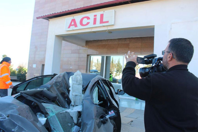 Depremin ilk günü yaralı oğlunu bu arabayla Acil'e getirdi 7 gündür ikisinden haber yok - Resim: 0