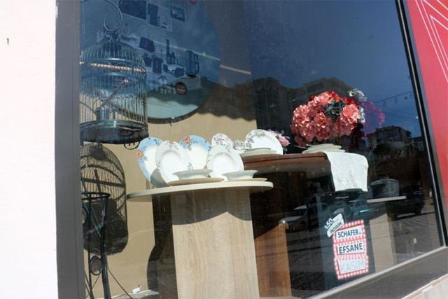 Kahramanmaraş’ta deprem sonrasında züccaciye dükkanında tek bir tabak bile kırılmadı - Resim: 0