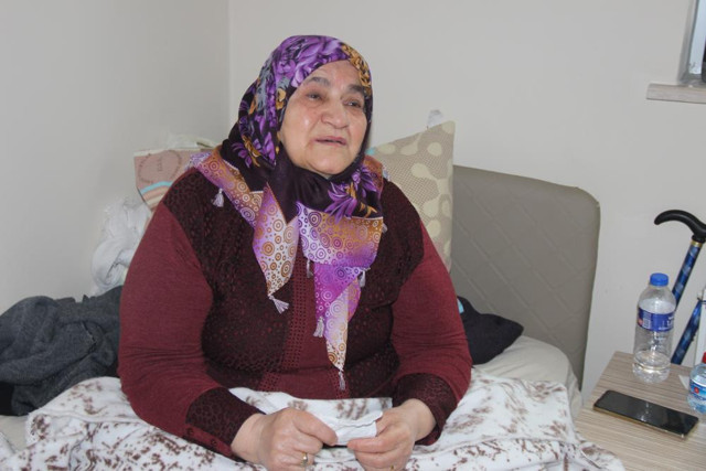 Depremin en acı yüzünü ağlayarak anlattı: "Gece sahur yapmak için kalktım, bir bardak su içip..." - Resim: 0