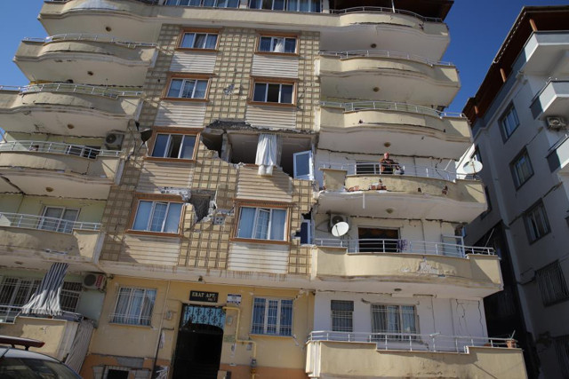 Komşusunun kiraladığı vinçle ağır hasarlı evine girdi inemeyince... - Resim: 0