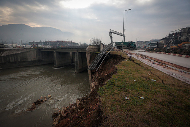 Hatay'daki 6.4 büyüklüğündeki deprem sonrası ürküten görüntü! - Resim: 1