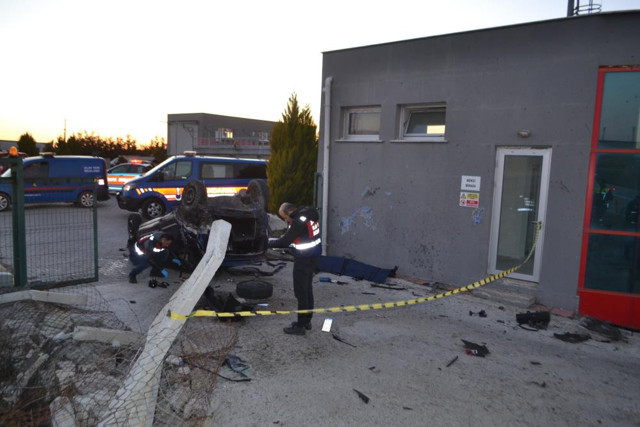 Tekirdağ'da taklalar atan otomobil fabrikanın bahçesine daldı - Resim: 0