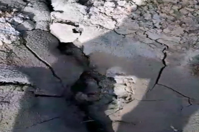 Deprem sonrası tedirgin eden görüntü: Elazığ'da ikinci zemin sıvılaşması vakası! - Resim: 1