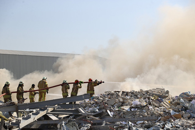 Hatay'da depremde yıkılan fabrikanın enkazında yangın çıktı! - Resim: 1