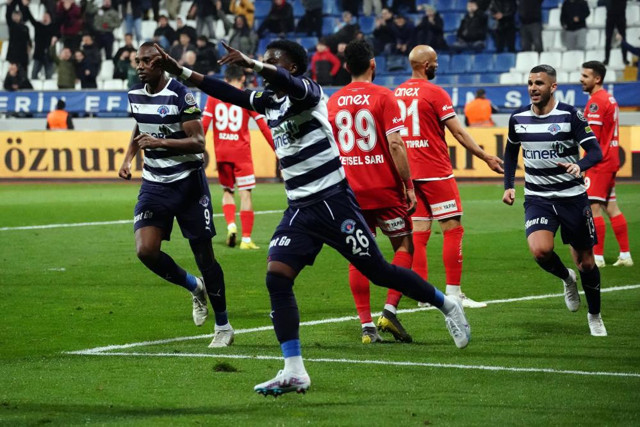 Kasımpaşa'dan kritik galibiyet 3 puanı 3 golle aldı - Resim: 0