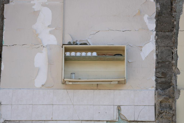 Depremde taş taş üstünde kalmadı! Yıkılan binada görenleri hayrete düşüren manzara: Biri bile kırılmamış! - Resim: 2