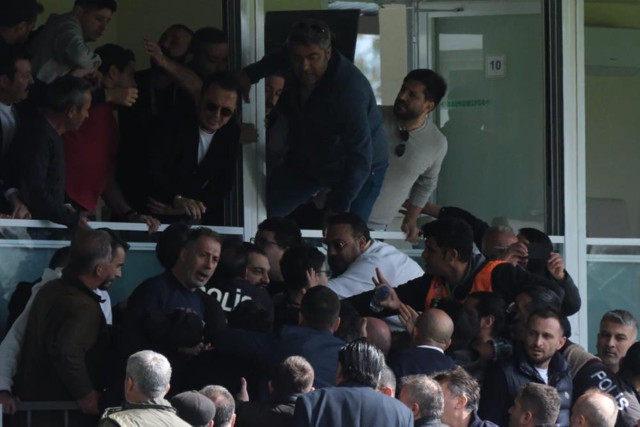 Bodrumspor Çaykur Rizespor maçın olay! Yöneticiler tribünde birbirine girdi - Resim: 0