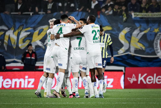 Fenerbahçe Alanya'da geriden gelip kazandı! Liderle puan farkı 6'ya düştü! - Resim: 3