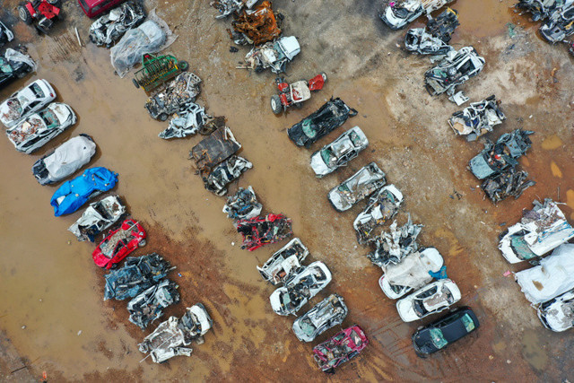 Nurdağı'nda enkazdan çıkarılan hasarlı araçlar sahiplerini bekliyor - Resim: 0