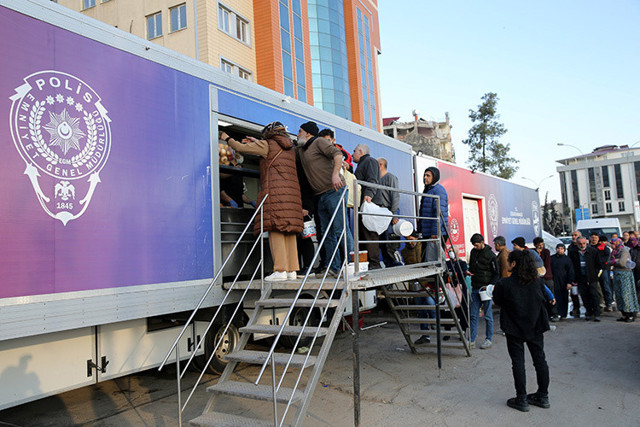 Emniyetin gezici aşevi günde 5 bin depremzedeye sıcak yemek dağıtıyor - Resim: 0