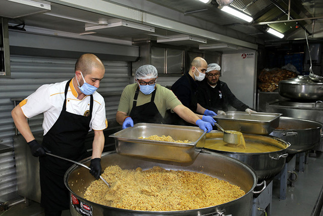 Emniyetin gezici aşevi günde 5 bin depremzedeye sıcak yemek dağıtıyor - Resim: 1