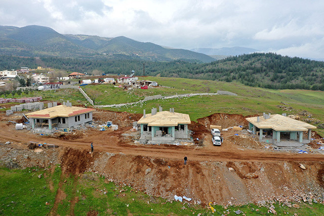 Gaziantep Nurdağı'ndaki köy tipi afet evlerinde kaba inşaat bitmek üzere - Resim: 0