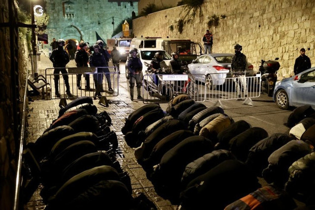 İsrail polisi, Mescid-i Aksa’da terör estirdi! Kıble Mescidi'ne bomba atıp... - Resim: 2