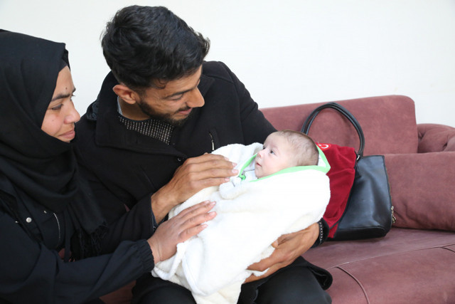 Depreme kuvözde yakalanan Meryem 61 gün sonra ailesine kavuştu anne gözyaşlarına boğuldu - Resim: 1