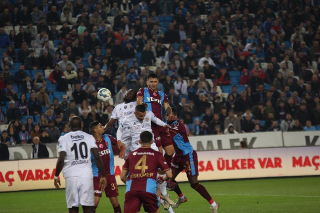 Trabzonspor Beşiktaş derbisinde gol sesi çıkmadı! Dev maçta puanlar paylaşıldı - Resim: 2