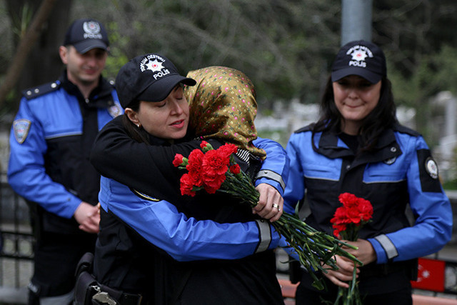 İstanbul'da polislerden bayram öncesi şehitlik ziyareti - Resim: 0