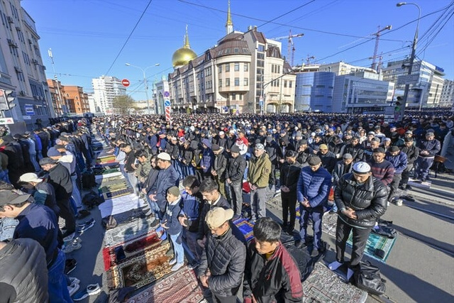 Rusya'da camiler bayram namazında doldu taştı: Moskova'da tekbir sesleri - Resim: 1