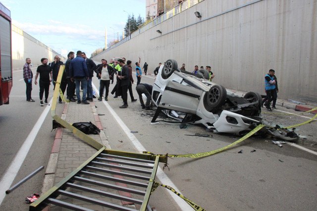 Karaman'da üst geçitten düşen araçtaki 2 kişi öldü, 1 kişi yaralandı - Resim: 1