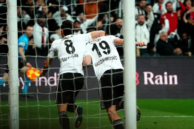 Beşiktaş Galatasaray'ı geriden gelerek devirdi! Aslan zirve yarışında yara aldı... - Resim: 1