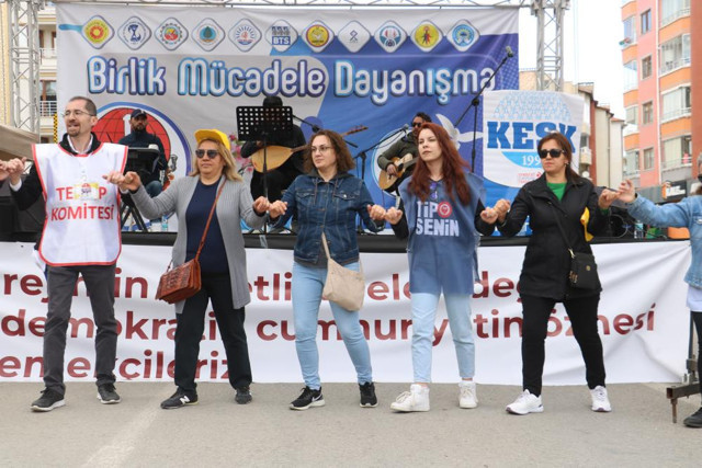 1 Mayıs kutlamaları olaylı başladı! Taksim'e çıkmak isteyenlere polis izin vermedi, gözaltılar var - Resim: 0