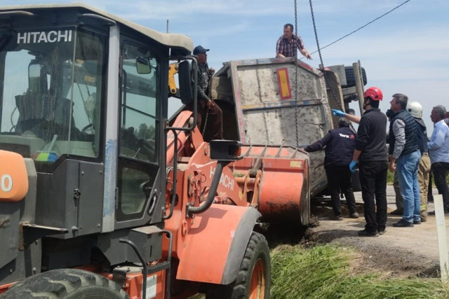 İzmir'de kum yüklü kamyon, otomobilin üzerine devrildi! Feci kazada 2 kişi yaralandı - Resim: 2