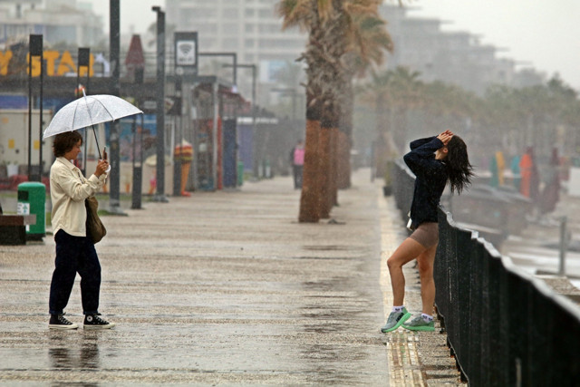 Dün savaş alanına dönen Konyaaltı Sahili'nde bugün deniz keyfi - Resim: 2