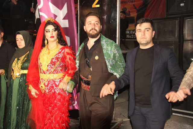 Böyle düğün görülmedi: Damada 5 milyon 300 bin lira takıldı, İranlı gelin resmen altına boğuldu - Resim: 1