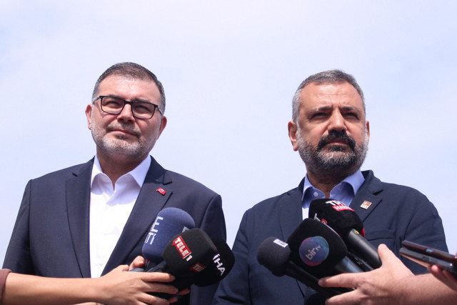 AK Parti ve CHP'li başkanlardan sağduyu çağrısı; sarılarak poz verdiler - Resim: 0