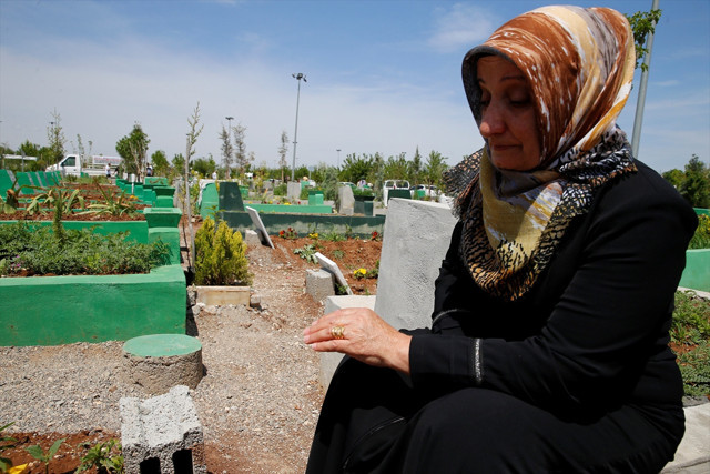 Gözyaşlarına boğuldu çok acı sözler! Tek tesellisi bu yüzük... - Resim: 1