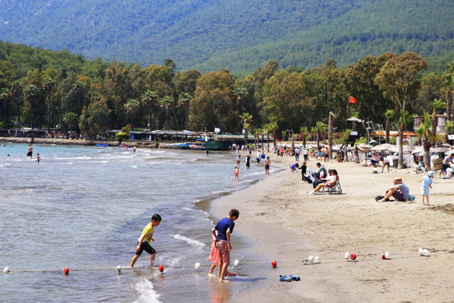 Muğla'da oy kullanan seçmenler güneşli havayı fırsat bilerek sahillere akın etti - Resim: 1