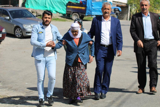 110 yaşındaki Safiye nine oy kullanmak için sandık başına gitti - Resim: 0